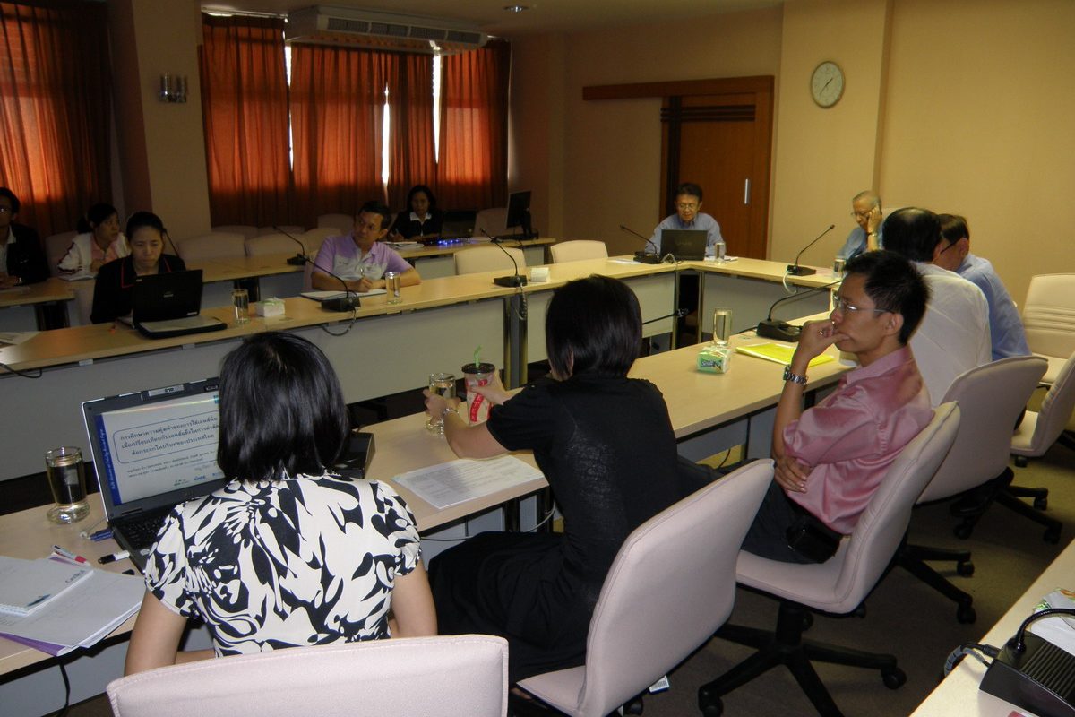 นักวิจัย HITAP นำเสนอผลงานวิจัยเรื่อง “การศึกษาความคุ้มค่าของการใส่เลนส์นิ่มเมื่อเปรียบเทียบกับเลนส์แข็งในการผ่าตัดต้อกระจกในบริบทของประเทศไทย”