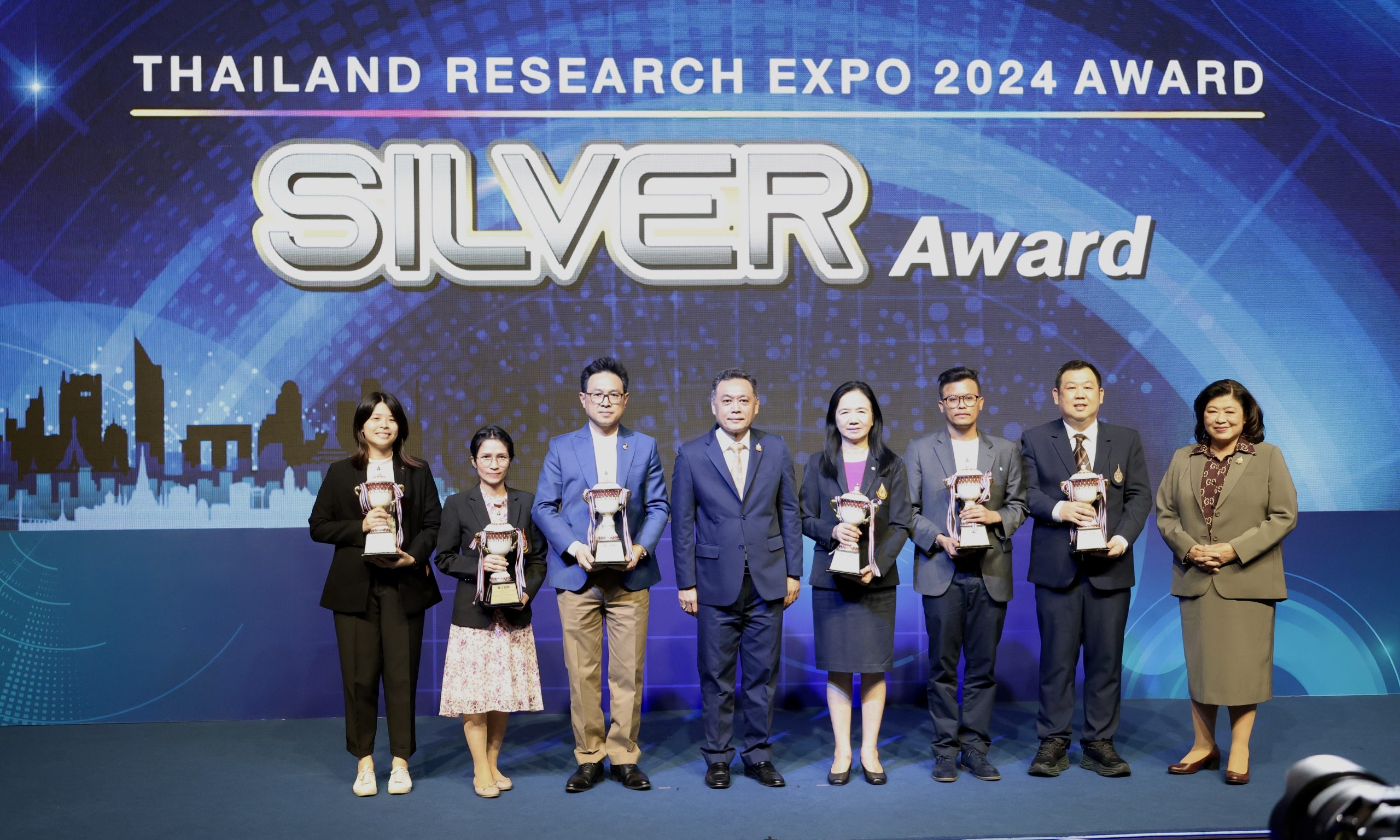 นักวิจัย HITAP นำโครงการวิจัย “นโยบาย 30 บาทรักษาทุกที่ด้วยบัตรประชาชนใบเดียวในพื้นที่นำร่อง” คว้ารางวัลในงานมหกรรมงานวิจัยแห่งชาติ 2567